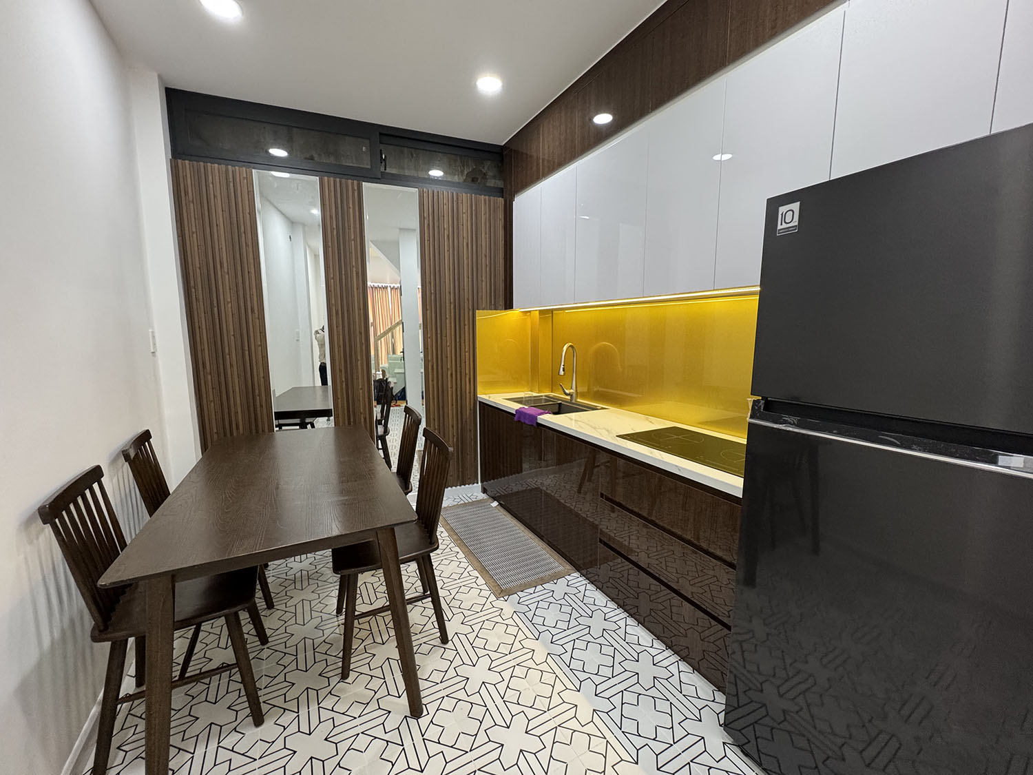 Tuyệt phẩm Nhà Phố 2 lầu full nội thất cao cấp hẻm 2 xe hơi 7 chỗ tránh nhau khu VIP Đặng Văn Ngữ